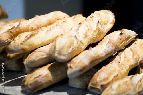 Fornada de baguete fresco em padaria no Brasil