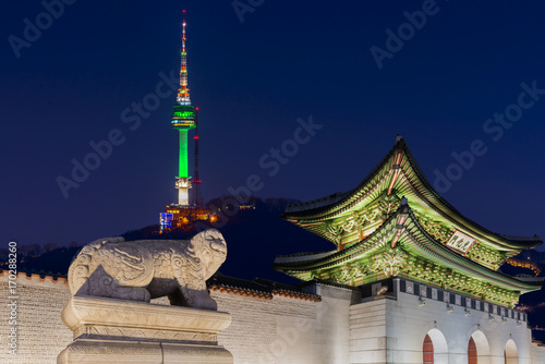 Obraz na płótnie Landmark of Korea with covered Gyeongbokgung n Seoul Tower , South korea. w salonie