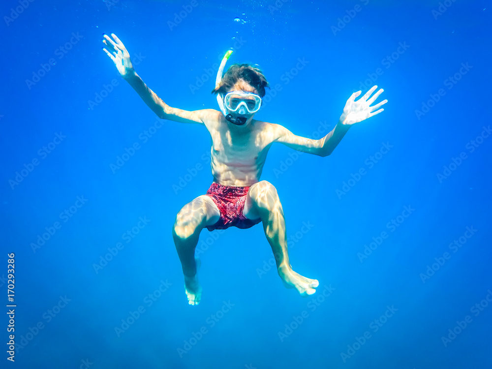 Obraz premium teenager having fun in the sea underwater - summertime - Sicily mediterranean sea