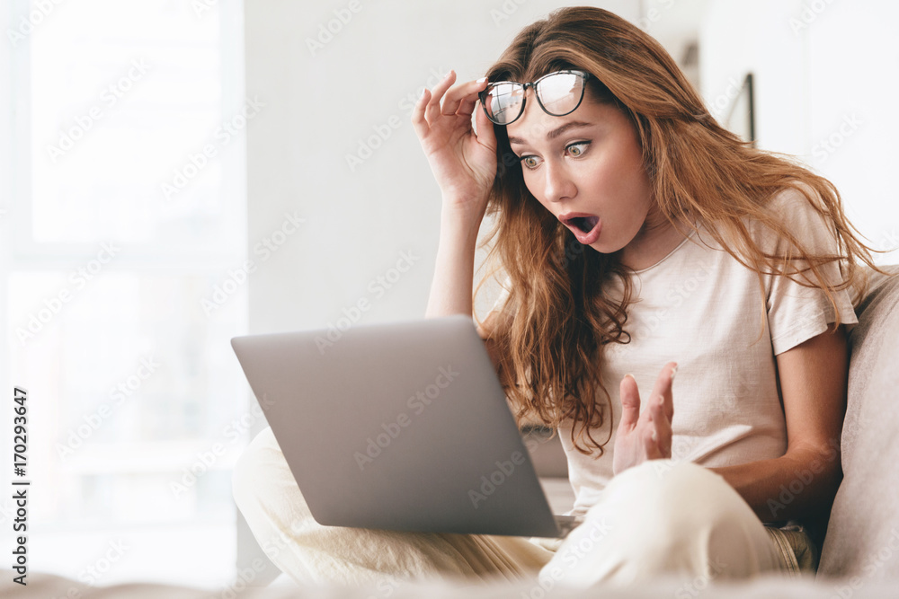 Shocked lady using laptop computer. - obrazy, fototapety, plakaty 