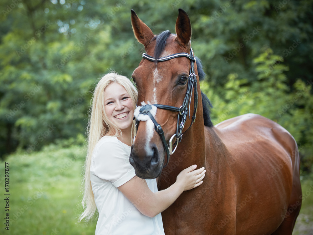 Obraz premium junge blonde Frau mit Ihrem Pferd