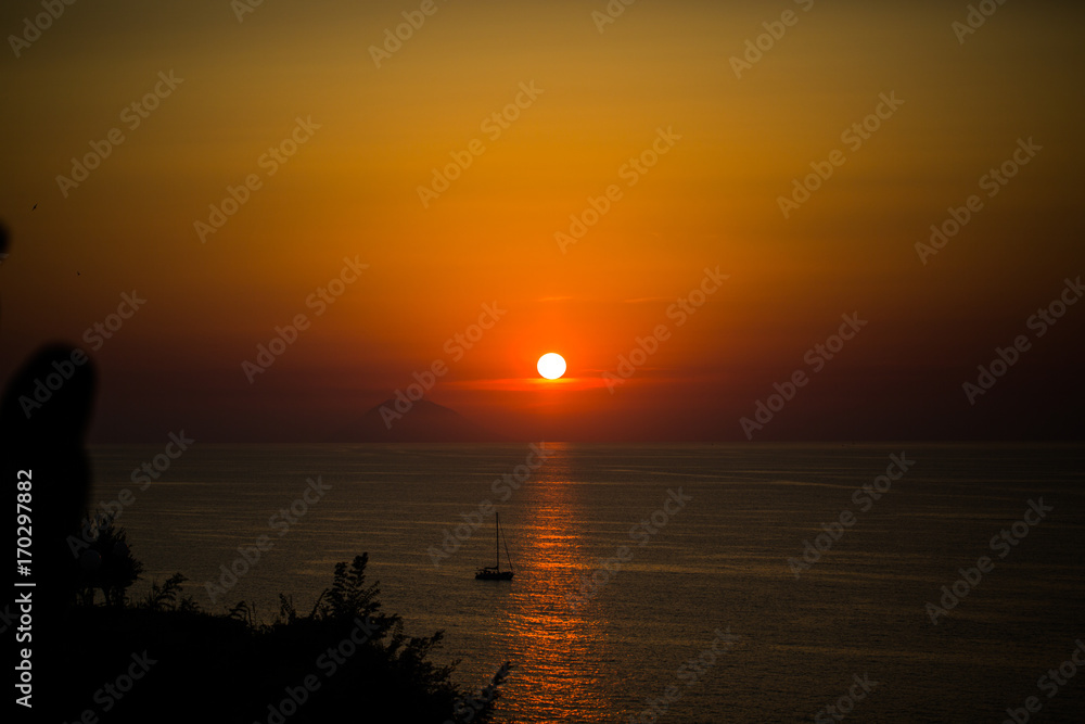 Fototapeta premium Sonnenuntergang mit Stromboli