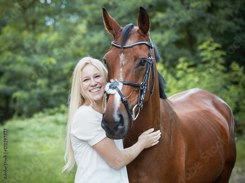 junge blonde Frau mit Ihrem Pferd