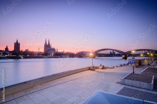 Abendstimmung in Köln am Rhein mit Blick auf den Dom und die Hohenzollernbrücke / Night View on Cologne at the Rhine River, Germany