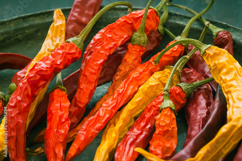 Viele getrocknete Chilis auf einem Teller, Nahaufnahme