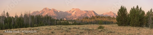 Fotografia Morning sun glow on the Sawtooth mountain range near Stanley, ID