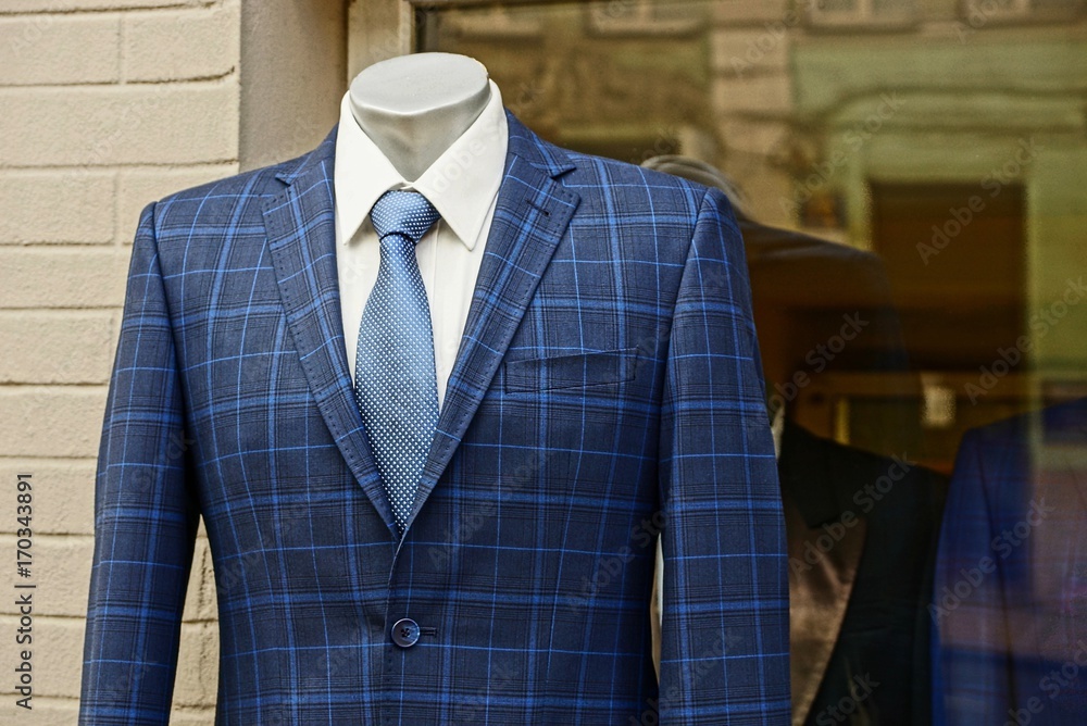 манекен в костюме на улице у витрины и кирпичной стены Stock Photo ...