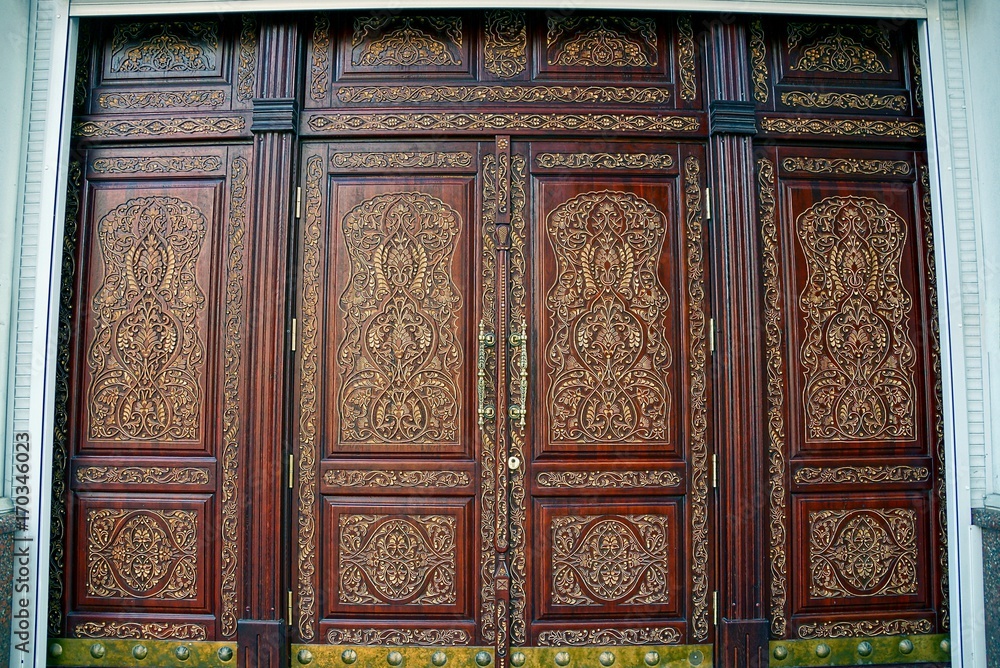 красивые деревянные двери с узором на фасаде дома