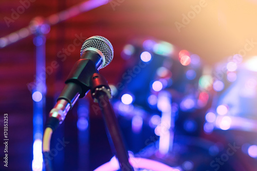 Obraz na płótnie Microphone at concert on the stage with colorful light w salonie