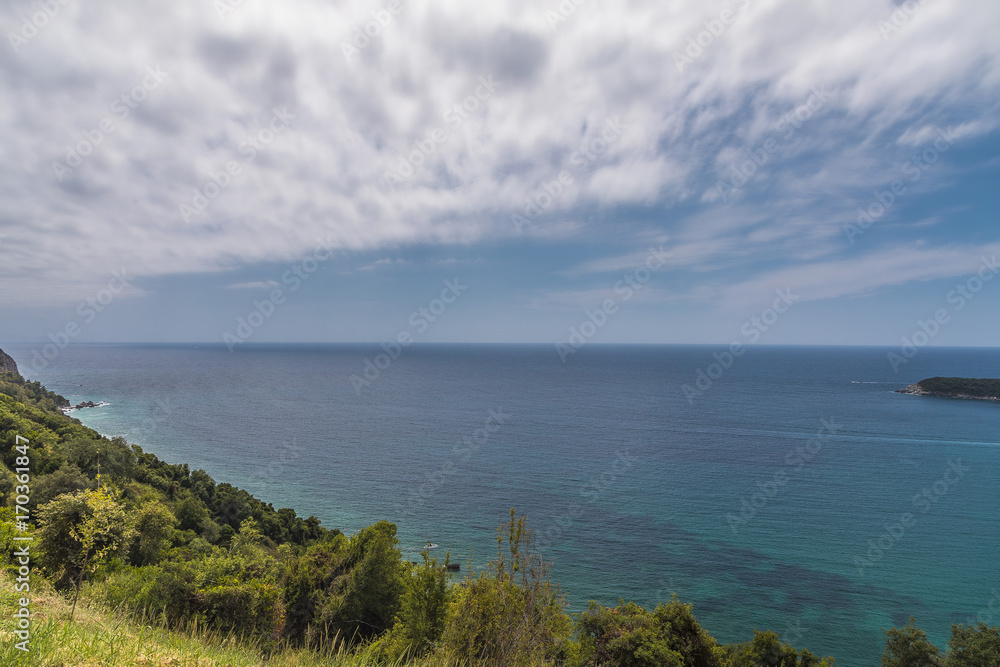 вид с высоты на море и береговую линию в Черногории