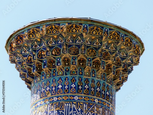 Dettaglio dell'estremità di una colonna con capitello a stalatitti colorati a Samarcanda in Usbekistan.