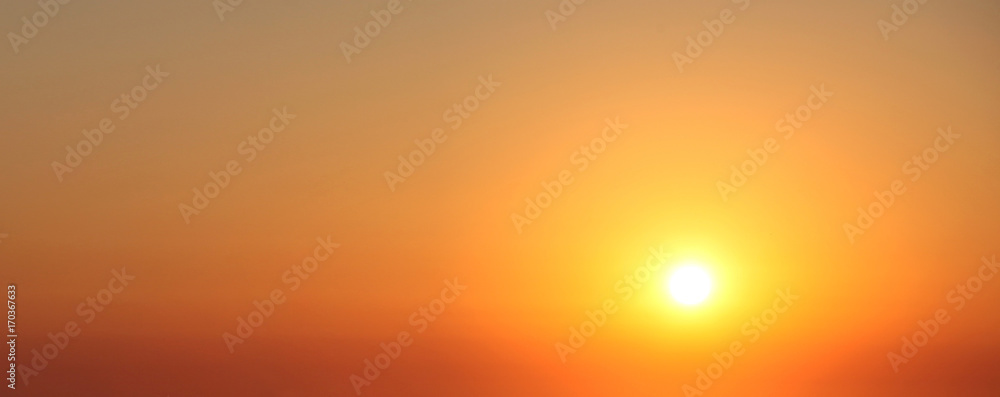 Obraz premium Słoneczne niebo o zmierzchu