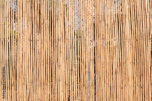 Valla hecha de ca  as de madera