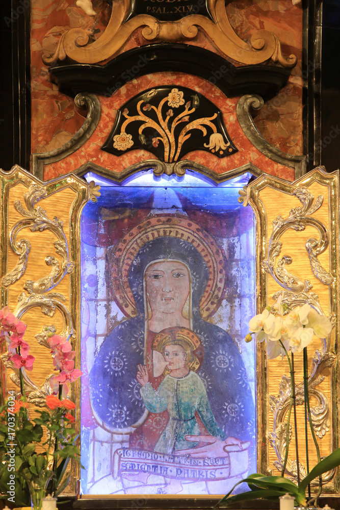 Vierge à l'Enfant. Sanctuaire de Notre-Dame du Sang. Re. Italie. / Virgin and Child. Shrine of Our Lady of Blood. Re. Italy...