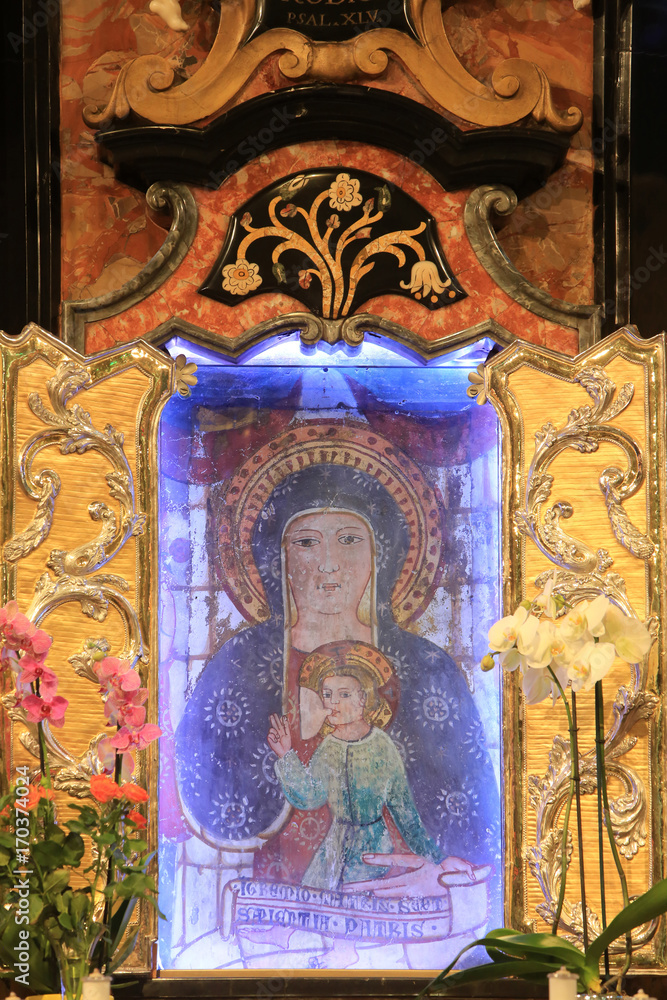 Fototapeta premium Vierge à l'Enfant. Sanctuaire de Notre-Dame du Sang. Re. Italie. / Virgin and Child. Shrine of Our Lady of Blood. Re. Italy...