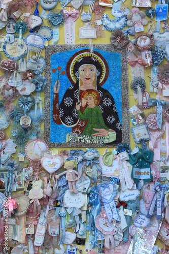 Vierge à l'Enfant. Ex-Voto. Sanctuaire de Notre-Dame du Sang. Re. Italie. / Virgin and Child. Ex-Voto. Shrine of Our Lady of Blood. Re. Italy...