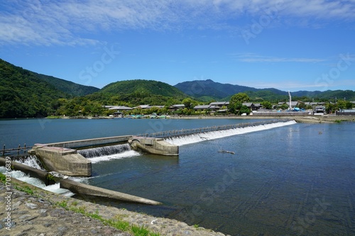 Wallpaper Mural 京都の嵐山　保津川(桂川)に架かる渡月橋のすぐ上に在る堰と河原の風景 Torontodigital.ca