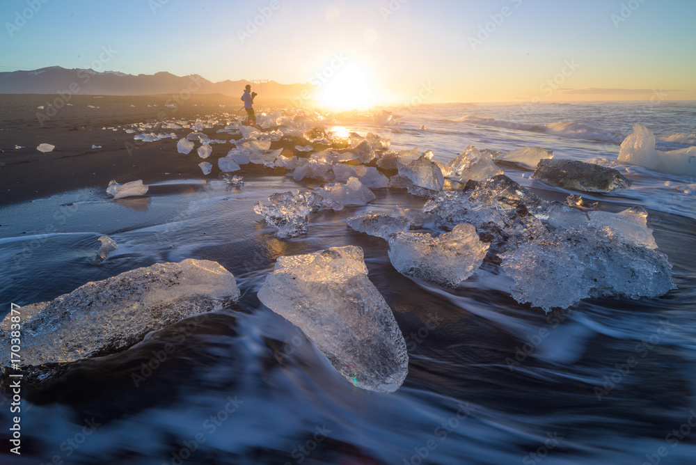 Φωτογραφία Ice on the black volcanic beach near Jokulsarlon glacier lagoon, winter Iceland