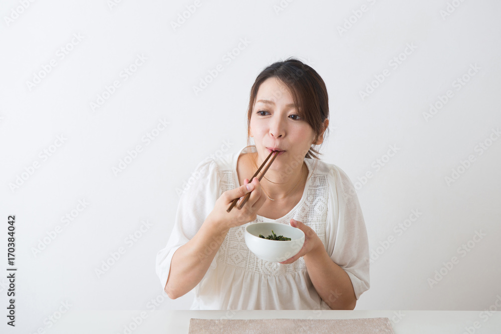 ほうれん草を持つ妊婦さん ほうれん草を持つ妊婦さん
