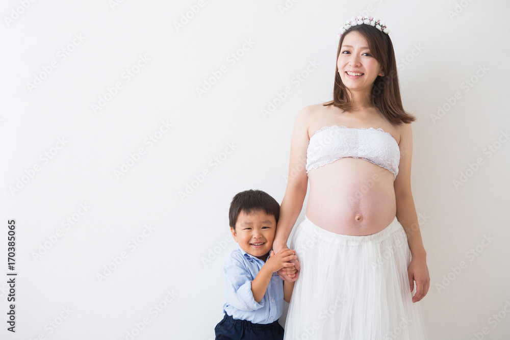 男の子とドレスを着た妊婦さん 男の子とドレスを着た妊婦さん