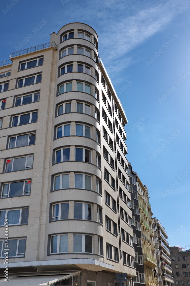 Immeuble  avec angle rond et balcons