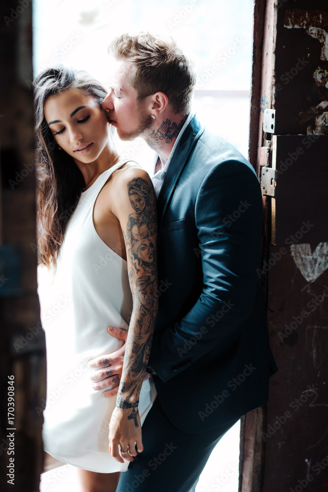 Obraz premium couple posing in the doorway