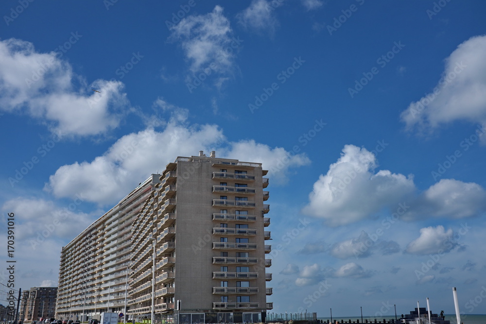 Immeuble dans le ciel bleu Immeuble dans le ciel bleu