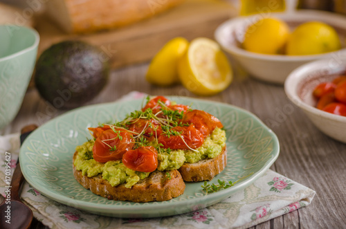 Avocado spread with tomatoes