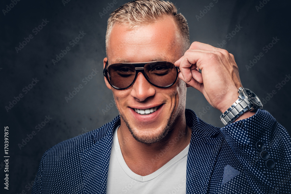 Obraz premium Studio portrait of a male dressed in a blue suit.