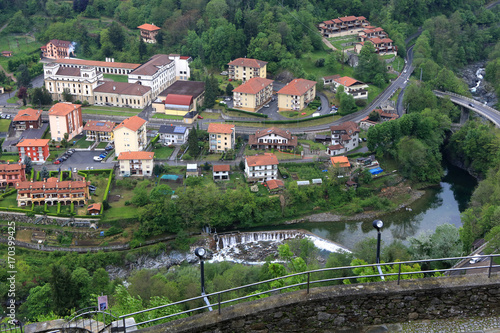 Le village de Varallo Sesia. Vue du Mont Sacré de Varallo Sesia. Italie. / The village of Varallo Sesia. View of Sacro Monte di Varallo Sesia. Italy... photo