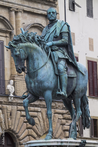 FIRENZE, ITALIA - LUGLIO 25, 2017: Piazza della Signoria (Statua equestre di Cosimo I de' Medici - opera di Giambologna) Toscana photo