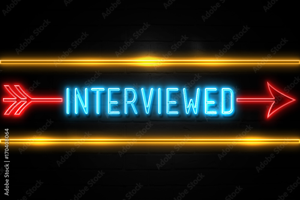Obraz premium Interviewed - fluorescent Neon Sign on brickwall Front view