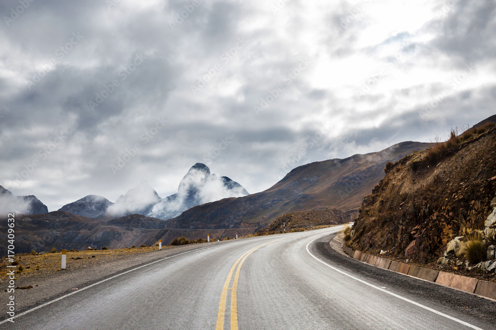 Fototapeta premium Road in mountains