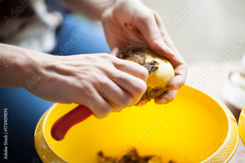 potatoes - peeling, scraping