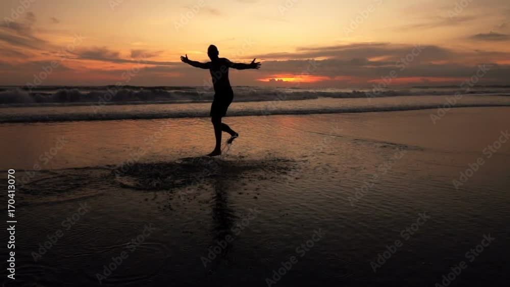 Silhouette of man running, turning around on beach during sunset, super slow motion 240fps
Silhouette of man running, turning around on beach during sunset, super slow motion 240fps