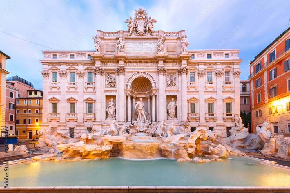 Naklejka premium Rzym Fontanna di Trevi lub Fontana di Trevi rano, Rzym, Włochy. Trevi to największa barokowa, najbardziej znana i odwiedzana przez turystów fontanna Rzymu.