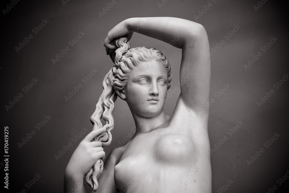 Obraz premium Biała marmurowa młoda kobieta odizolowywająca na czarnym tle. Bogini miłości Wenus (Afrodyta) do plakatów wewnętrznych, druków, tapet, wzorów, okładek. Historyczne dziedzictwo, próbka kobiecego piękna, klasycyzm