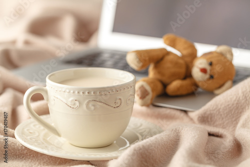 Fotografija cozy tea-drinking tea with milk and a warm blanket