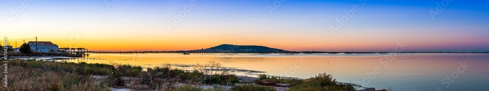 Panorama depuis Mèze sur l'étang de Thau et Sète dans l'Hérault en Occitanie, France