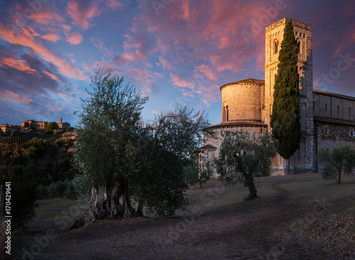 Fotografie Stunning Sunrise between Village and Abbey - Sant'Antimo Abbey, Castelnuovo dell Abate, Montalcino, Tuscany, Italy, Europe