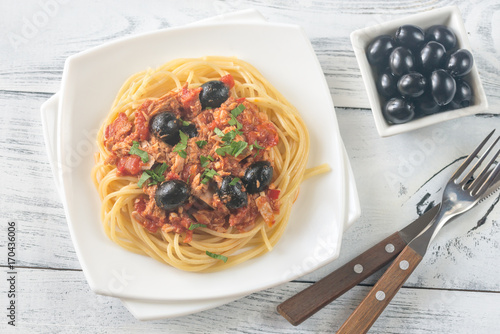 Spaghetti with tuna and black olives