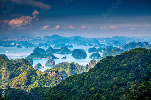Photos scenic view over Ha Long bay from Cat Ba island, Ha Long city in the background,