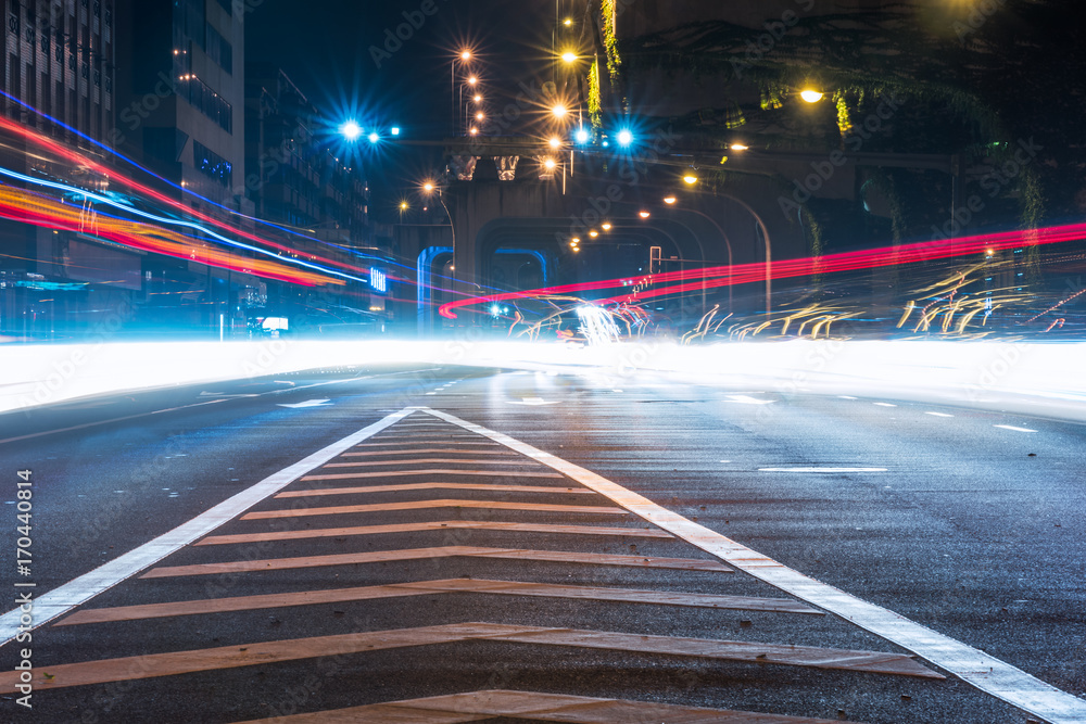 Obraz premium Traffic at night on a chinese urban highway, Chengdu, China