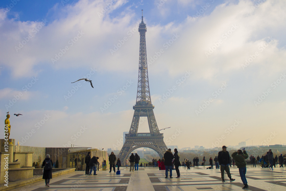 Fototapeta Częściowo pochmurna Wieża Eiffla