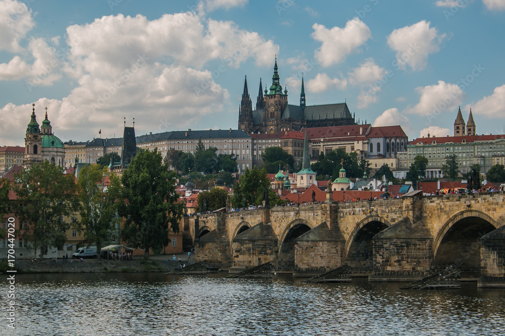 Turisti sul ponte Carlo di Praga