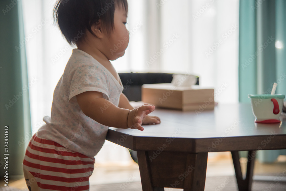 掴まり立ちをする赤ちゃん 掴まり立ちをする赤ちゃん