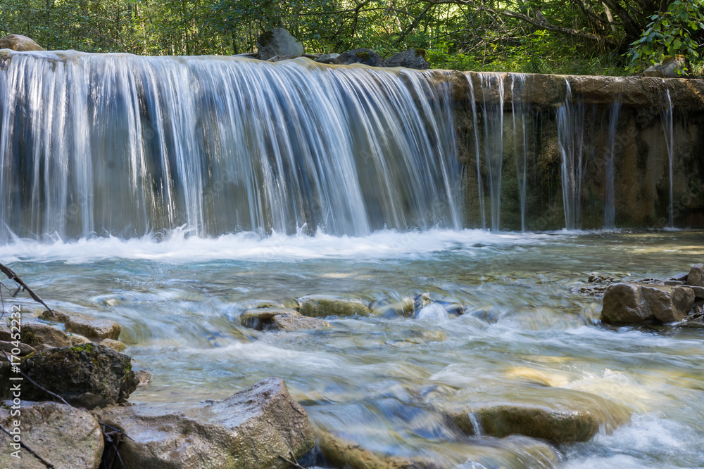 Obraz premium Wasserfall im Bach