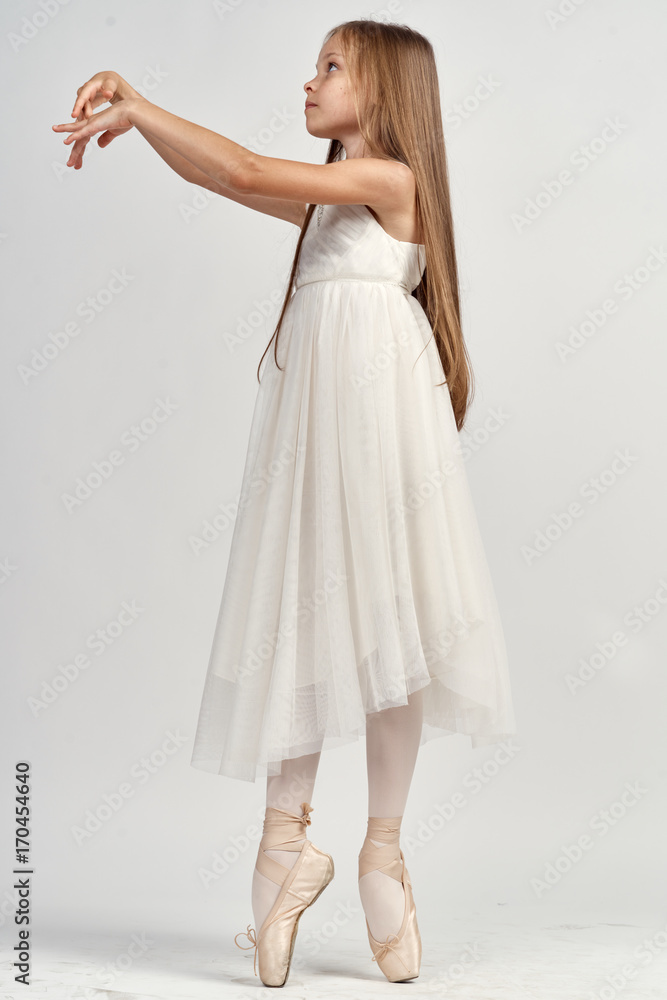 Naklejka premium little girl in pointe shoes, ballerina, white background