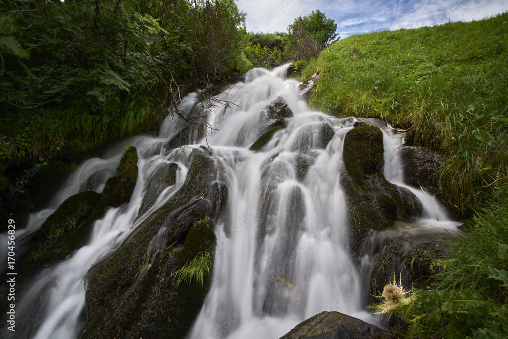 Naklejka premium Wildbach über Plaun da Lej im Oberengadin