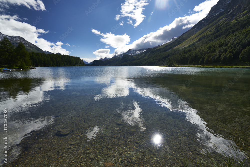 Die späte Nachmittagssonne spiegelt sich im Silsersee im Oberengadin
